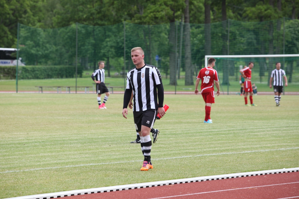 Mareks Kozlovskis izmantoja iespēju un īstenoja 11 metru soda sitienu, izlīdzinot spēles rezultātu ar madoniešiem – 2:2. 
Autors: Gatis Bogdanovs 