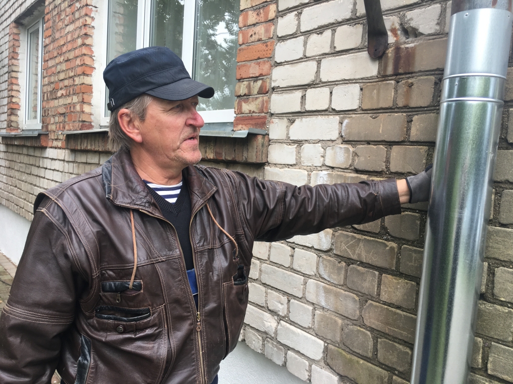 Labs skārdnieks ir zelta vērts. Gulbenietis Aivars Kvitka zina savu vērtību. Viņš jau četrus gadus strādā kā mikrouzņēmējs. Sezonā darba esot daudz.
Autors: Diāna Odumiņa