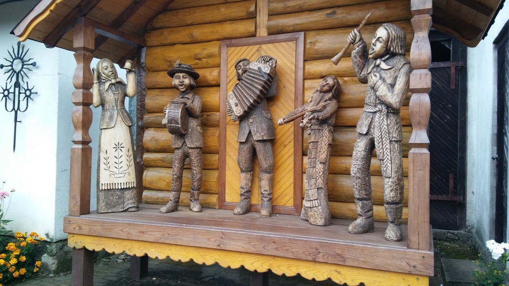 literārie tēli atdzīvojas. Daudzos darbos atainoti skati no literāriem darbiem un lietuviešu tautas pasakām.
Autors: Pārsla Konrāde