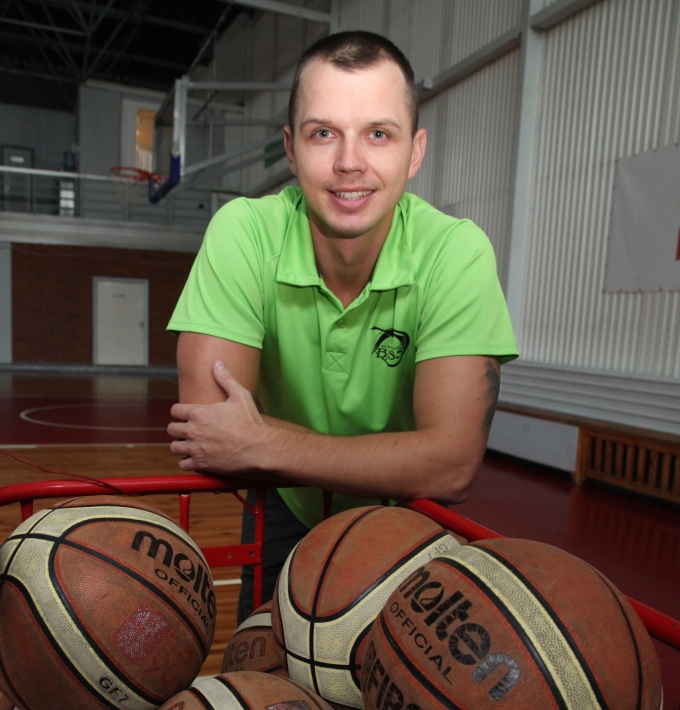 Basketbola treneris Dainis Mikolajs uzskata, ka sākumā bērniem ir jāsporto, tad var gan dejas mākslu attīstīt, gan ar taisnu muguru varēs nospēlēt vijoli un nosēdēt pie klavierēm. “Katram bērnam ir jānodarbojas ar sportu,” uzsver D.Mikolajs.    
Autors: Gatis Bogdanovs