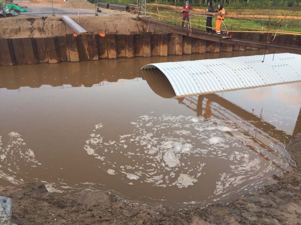 Lietus ūdens un pārplūdusī Krustalīce piepildījusi caurtekas būvbedri. Nākamajā nedēļā to varētu izsūknēt, kad lietus būs mitējies. 
Autors: no SIA “8CBR”arhīva