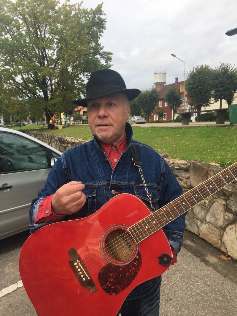 “Kādreiz lustīgi, kādreiz bēdīgi iet. Spēlēju, kamēr pirkstus krampī sāk raut,” par savu ielu muzikanta dzīvi “Dzirkstelei” Gulbenē saka viesmuzikants no Rīgas Dainis Auziņš. 	
Autors: Diāna Odumiņa