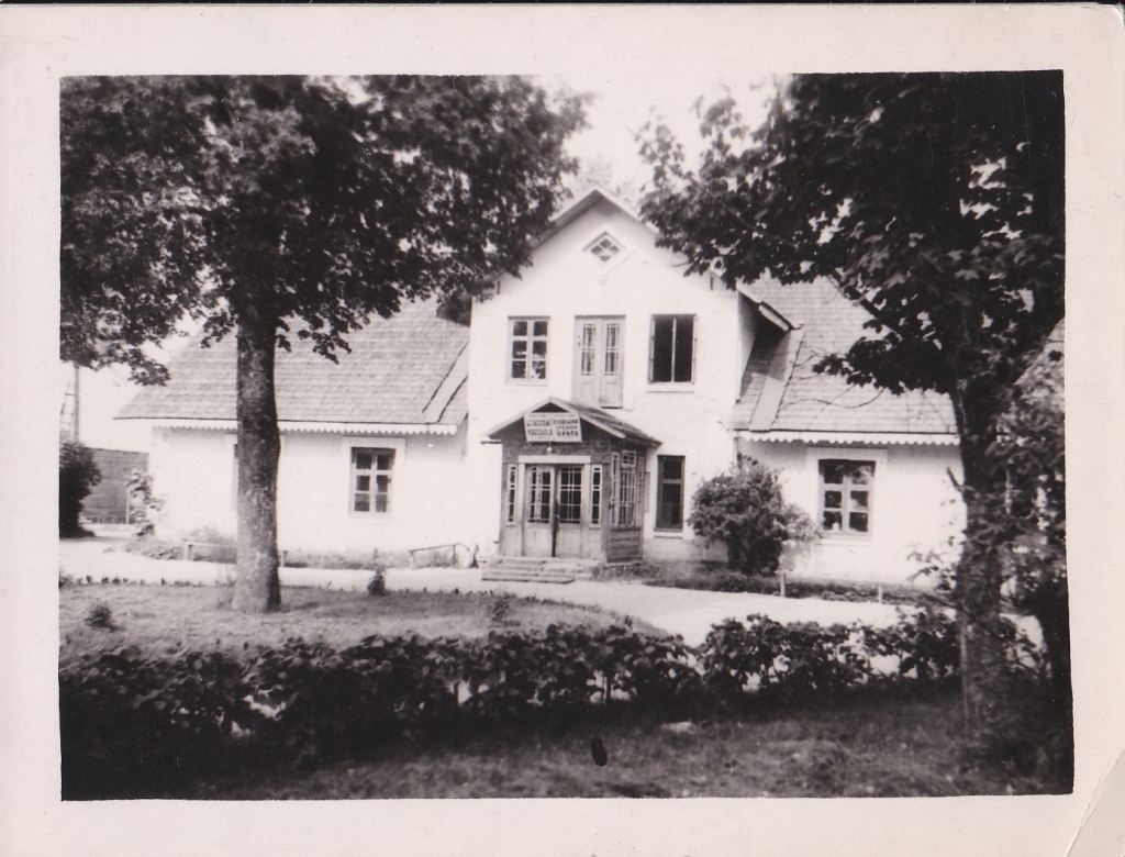 Šis foto uzņemts 1959.gadā. Šajā vēsturiskajā namā telpu ir daudz. Šobrīd ir vēlēšanās izremontēt lejā lielo klases telpu, lai tur varētu rīkot dažādas aktivitātes. 
Autors:  no Lejasciema kultūrvēsturiskā mantojuma un tradīciju centra arhīva
