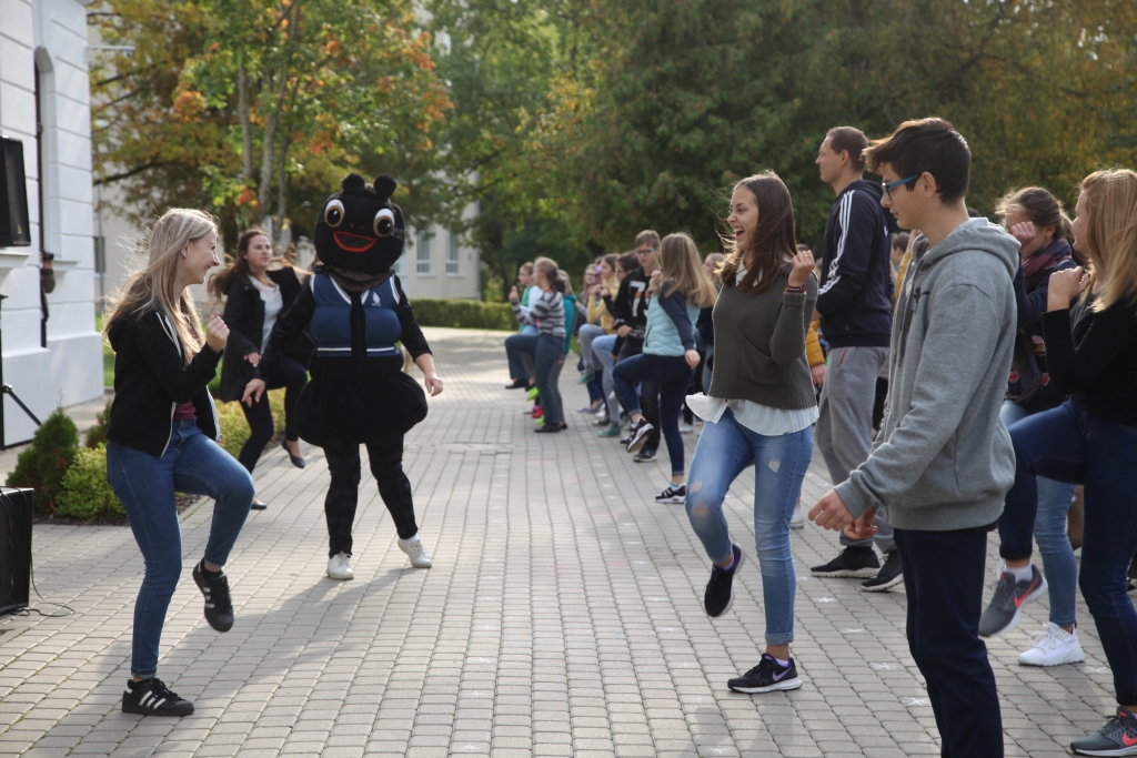 Šogad “Olimpiskās dienas 2017” dalībnieki tika aicināti doties svaigā gaisā un izmantot sportošanas iespējas brīvā dabā, jo devīze bija “Sporto svaigā gaisā!”. To, ka sportošana uzlabo garastāvokli, parādīja un pierādīja Gulbenes novada valsts ģimnāzijas audzēkņi kopā ar basketbolistu Pāvelu Veselovu.              
Autors:  Inita Savicka