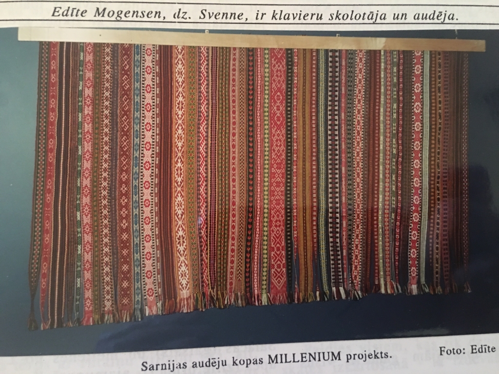 Brīnums! Tā Edītes Annas Mogensenas no Kanādas Gulbenes “Sagšai” dāvanā sūtītās divas rokas stelles uztvēra vietējās daiļamatnieces. Šis aprīkojums tiek lietots. Pašlaik uz vienām rokas stellēm top šalle ar Gulbenes simbolu – gulbjiem. 
Autors:  Diāna Odumiņa