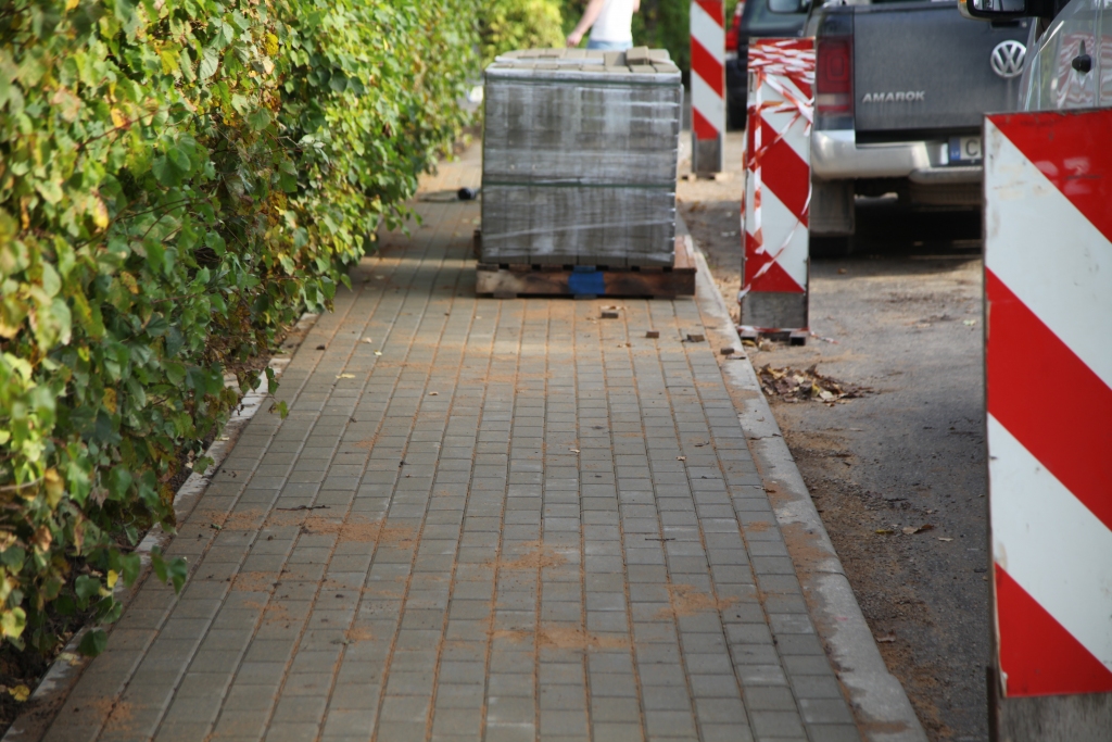 Pirms dažiem gadiem šajā posmā tika uzlikts bruģis, bet celiņa segumu nācās atjaunot.  
Autors: Inita Savicka