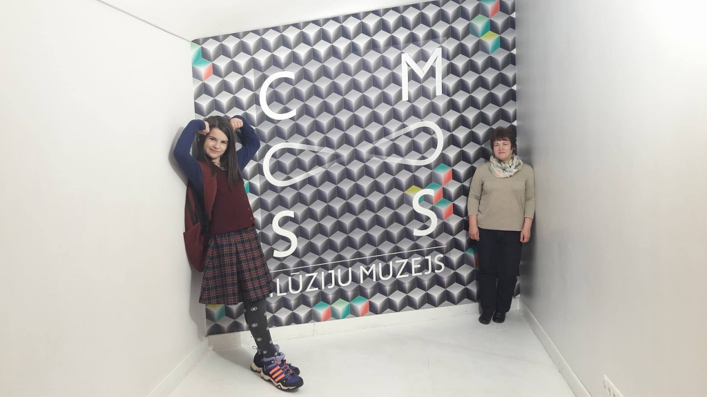 Un te ar mazmeitu esam “samainījušās” augumiem. 
Autors: no privātā arhīva