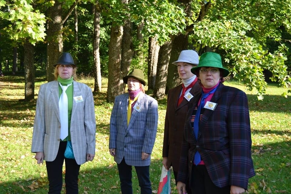 Fotokrosā labprāt piedalās komanda “Priekā!” - Ilona Barinska, Spulga Upāne, Rasma Muceniece un Dace Ostrovska. 
Autors: no personiskā arhīva