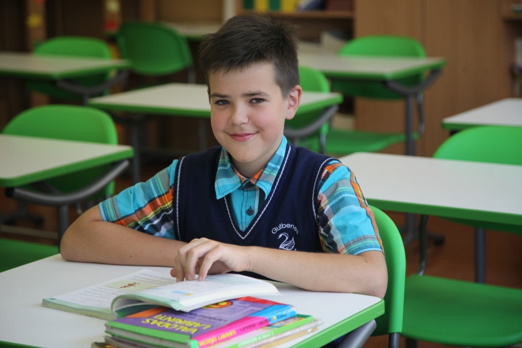 Klasesbiedri bija pirmie, kuriem skolotāja Ramona Ruņģe-Keiša paziņojusi, ka Edžus Bleikšs piedalīsies erudīcijas spēlē. Kad Edžus ienāca klasē, skolotāja viņu izsauca klases priekšā, un tad, skaļiem aplausiem skanot, viņi atklājuši, ka Edžus filmēsies raidījumā “Gudrs, vēl gudrāks. “Tas man bija liels pārsteigums!” atzīst Edžus.	
Autors: Inita Savicka