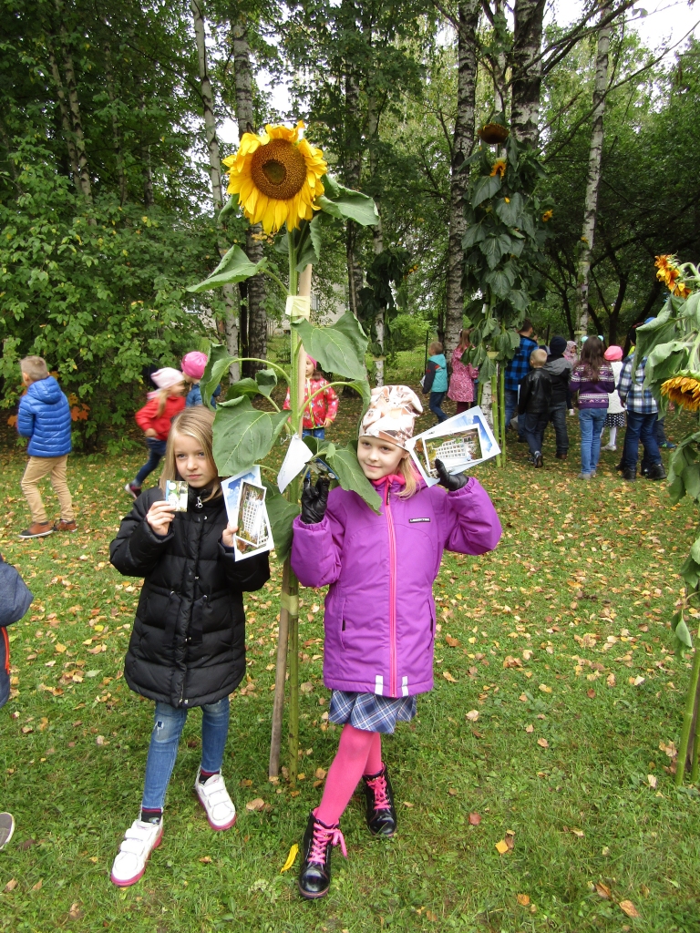 Kas var būt skaistāks par bērnību, draudzību un saulespuķēm? Draudzenes pirmklasnieces Viktorija Frunza (no kreisās) un Luīze Raģele pozē ar saņemtajiem diplomiem par puķēm, kuras audzējušas kopā ar saviem tuviniekiem. 	
Autors: no personiskā albuma