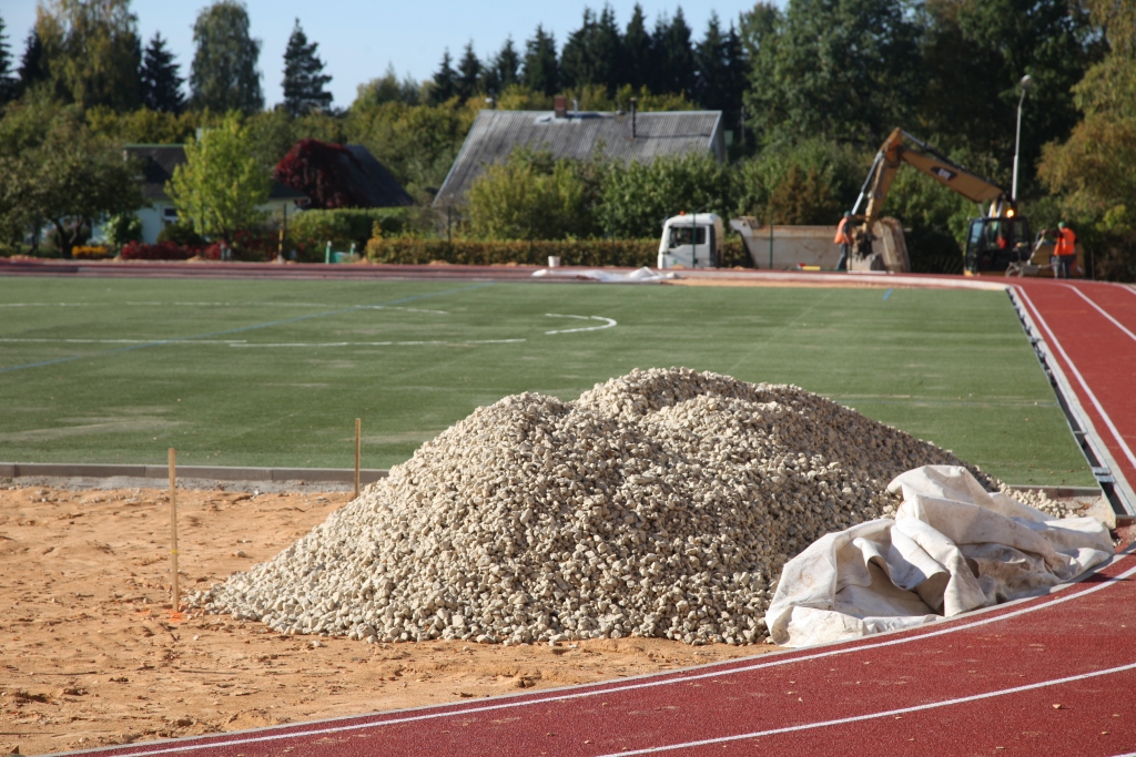 Darbs rit pilnā sparā, sporta laukums top! Nezinātājam, no malas raugoties, liekas, ka viss ir kārtībā. Vai tiešām viss ir labi? 		
Autors:  Inita Savicka