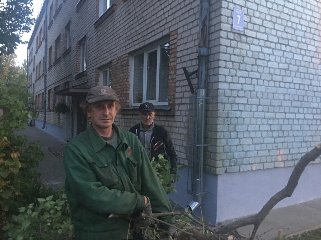 Sakārtoti mājas pamati, izretināti apstādījumu krūmi pagalmā, lai neaizēno dienas gaismu dzīvokļos – tas viss, gaidot ziemu, ir paveikts daudzdzīvokļu mājas sakārtošanā Gulbenē, Ābeļu ielā 7.
Autors: Diāna Odumiņa