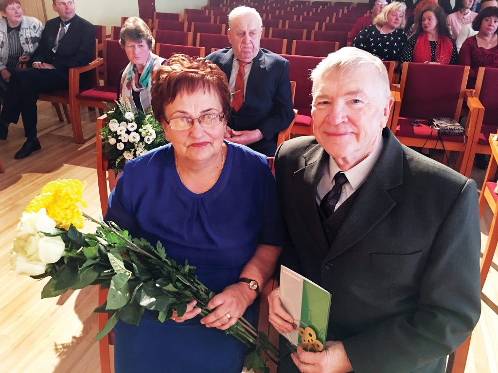 17 vērtīgu, skaistu kopdzīves jubileju piedzīvojuši pāri sestdien, 30.septembrī, kopā pulcējās Gulbenes kultūras centrā, lai kāzu jubilejas nosvinētu kopā. Tie bija 3 Dimanta, 3 Smaragda un 11 Zelta kāzu pāri. Pasākumu vadīja novada dzimtsarakstu nodaļas vadītāja Vita Elsiņa. Dalībniekus sveica un ar savu klātbūtni godināja novada domes priekšsēdētājs Andris Vējiņš un viņa dzīvesbiedre Linda. Svinīgumu svētkiem piešķīra klasiskā mūzika. Kopā ar visiem svētkus izjuta Jānis un Dzintra Mednieki. Gulbenē labi zināms un godāts pāris. Viņi aprīļa dzidrumu savstarpējās attiecībās ir saglabājuši 50 gadu garumā. Abu kāzu diena bijusi 8.aprīlī. Bagāta, mīļuma pilna kopdzīve ir aizvadīta un daudz saulainu gadu vēl ir priekšā.	
Autors: Diāna Odumiņa