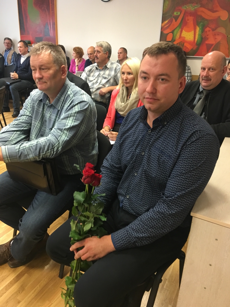 “Mēs pašvaldībā strādājam cilvēkiem!” ar šiem vārdiem pie jaunā amata pildīšanas Galgauskā stājās līdz šim Lejasciemā strādājušais Jānis Kupcis (no labās). 
Autors: Diāna Odumiņa