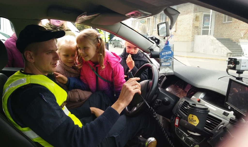 Skolēniem tika dota iespēja apskatīt arī Valsts policijas transportlīdzekļus un to aprīkojumu.
Autors: Pārsla Konrāde