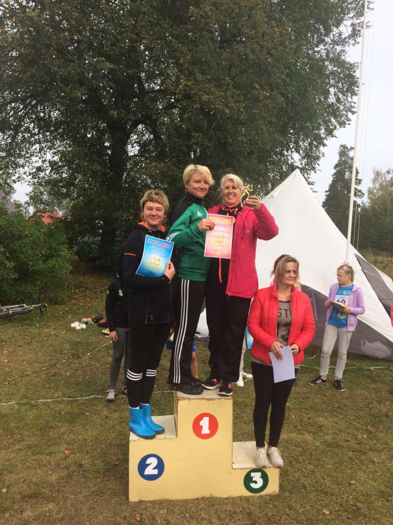 Skolēnu rudens kross – tas ir darba vērtējums arī skolotājiem. Par savu audzēkņu sasniegumiem atsevišķās vecuma grupās priecājas uz pirmā pakāpienā stāvošās Gulbenes sākumskolas sporta skolotājas Sarmīte Gobiņa un Irēna Aizpure, uz otrā pakāpiena – Lejasciema vidusskolas sporta skolotāja Ilva Bērziņa un uz trešā pakāpiena – Rankas pamatskolas pedagoģe Mārīte Braše. 
Autors: no personiskā arhīva