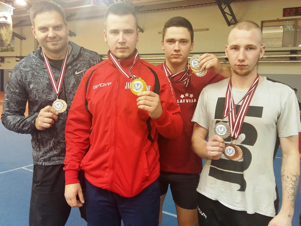 Par medaļām priecājas Alvis Makejevs (no kreisās), Nauris Jermacāns, Dāvis Jermacāns un Mareks Šivakovs.
Autors: no personiskā arhīva