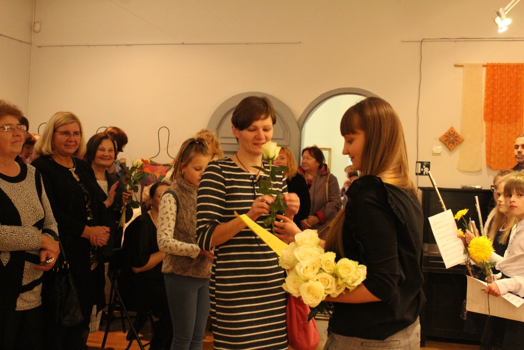 Gulbenes novada domes konsultante kultūras jomā Dārta Dīvāne pa ziedam dāvā izstādes dalībniekiem, arī Daukstu pagasta rokdarbnieču pulciņa “Atspolīte” vadītājai Andai Krimai. 
Autors:  Jana Igaviņa