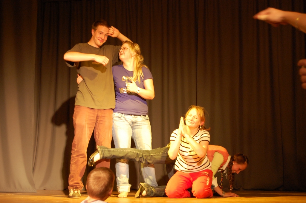 “Bāzes” darbinieki cer atkal atdzīvināt improvizācijas teātri. Kādu laiku tas bija ļoti populārs starp jauniešiem – netrūka ne dalībnieku, ne skatītāju.  
Autors: no personiskā arhīva