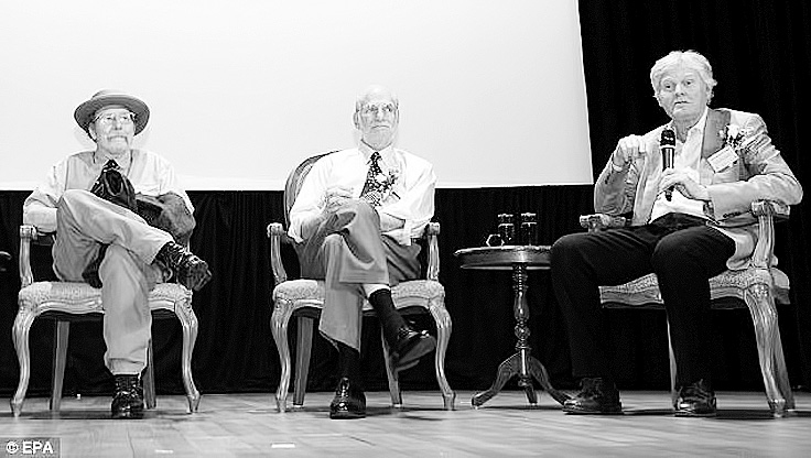 Džefrijs Holls (no kreisās), Maikls Rosbašs un Maikls Jangs.
Autors: no dailymail.co.uk