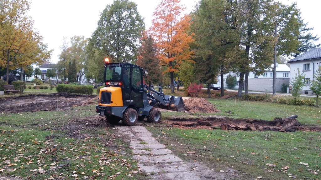 Jaunatnes parks kļūst arvien pievilcīgāks. Šonedēļ parkā tika cītīgi strādāts, lai bērniem būtu jauns rotaļlaukums.
Autors: Pārsla Konrāde
