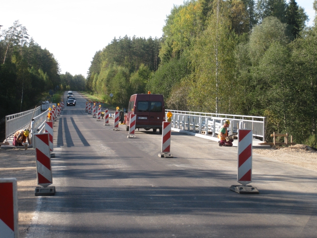 Tirzas tilts, kas būvēts apmēram pirms 50 gadiem, pirmo reizi tiek atjaunots.  
Autors: Mārīte Dzene