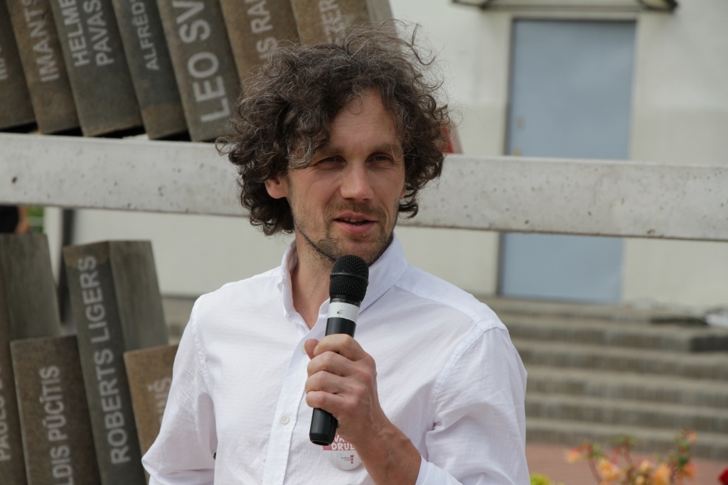 Modernās mākslas elpa. Tā Gulbenē ienāk caur tēlnieka Ivara Drulles darbu. “Goda bibliotēka”, ko radījis mākslinieks, mudina pret vērtībām izturēties. 
Autors: No Dzirksteles arhīva