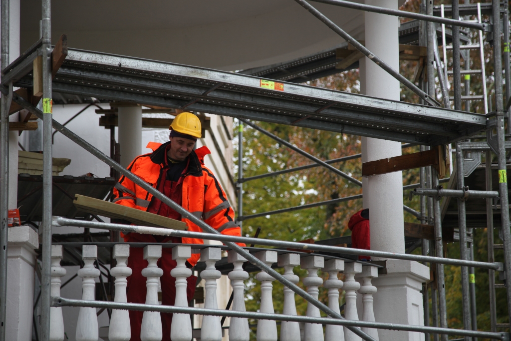 Lai saglabātu Stāmerienas pili, kas ir nozīmīgs kultūrvēsturiskais mantojums,  nākamajām paaudzēm, ir nepieciešams par to rūpēties. Brigāde no Cēsīm rosās katru dienu, lai 19.gadsimta pirmajā pusē celtajai Stāmerienas pilij, kas ir valsts nozīmes arhitektūras piemineklis, atjaunotu brūkošo balkonu tā vēsturiskajā izskatā. Pēc aptuveni divām nedēļām strādnieki plāno darbus pabeigt. 	
Autors: Inita Savicka