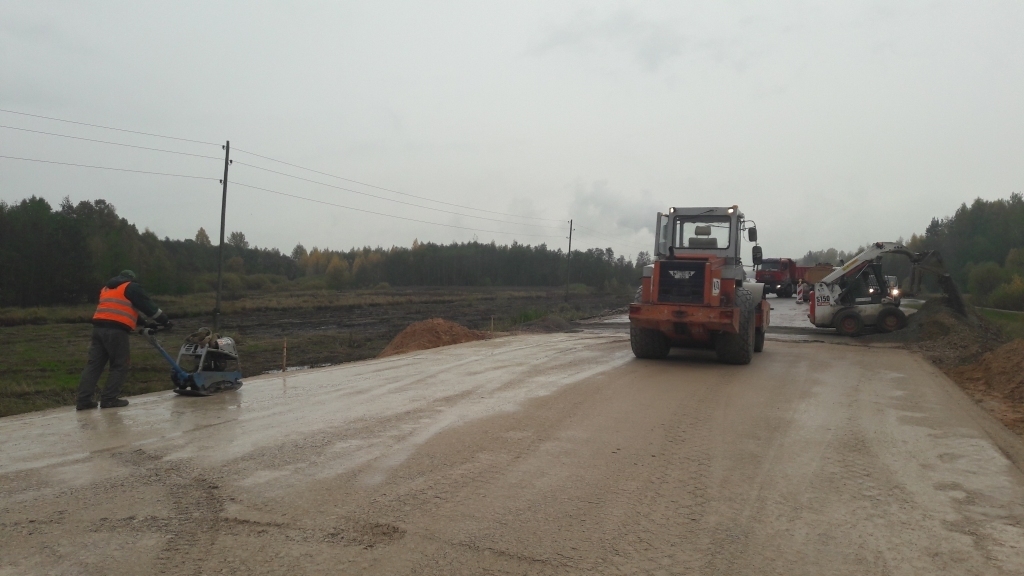 Pirmdien caurteka jau bija aizbērta. Šodien ceļš jau atvērts satiksmei.
Autors: Ginta Alberte