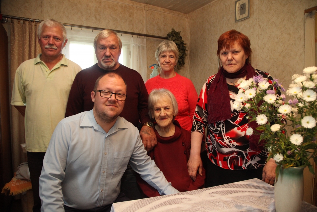 Kā kupla liepa ar 11 žuburiem, nesaskaitāmiem zariem un zariņiem ir beļaviete Velda Skopane, kurai 11.novembrī apritēs 100 gadu. Tiekoties ar viņu dēla Valda mājās “Līčupes”, šķiet neticami, ka sirmā, kā žagariņš sīkā māmuļa spējusi izaudzināt 11 bērnus, kuriem ir mazbērni, mazmazbērni un mazmazmazbērni. “Par traku ir nodzīvots!” secina V.Skopane. Tomēr piekrīt, ka ir apliecinājums – latvieši ir sīksti un stipri, tāpēc mums ir sava valsts, kas atguvusi brīvību. “Dzīve man bija smaga. Apprecējos jauna – 19 gadu vecumā, biju vēl duma. Dzima bērni, un visi ir izauguši,” atzīst vecīte, kā viņu sauc bērni un mazbērni. Attēlā no kreisās: dēli Valdis un Uldis, meitas Daina un Gaida, blakus vecmāmiņai - mazdēls Jānis. 
Autors: Gatis Bogdanovs