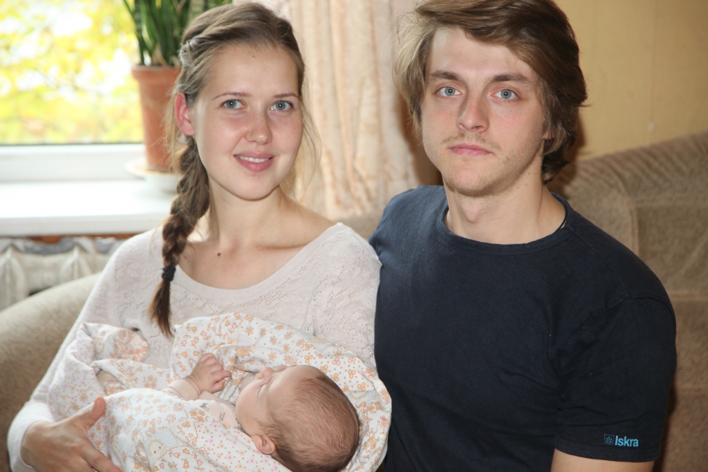 Rihards Valters uzsver, ka ģimene sākas no viņa un Aismas, tagad ir arī ir meitiņa Ronja. Abi domā, lai audzinātu bērnus, vecākiem ir jābūt un jādzīvo saskaņā ar sevi, lai nebūtu uzvilkti un stresaini un vajadzīgajos momentos vienmēr būtu blakus savai savai otrajai pusītei, savam bērnam. 
Autors: Inita Savicka