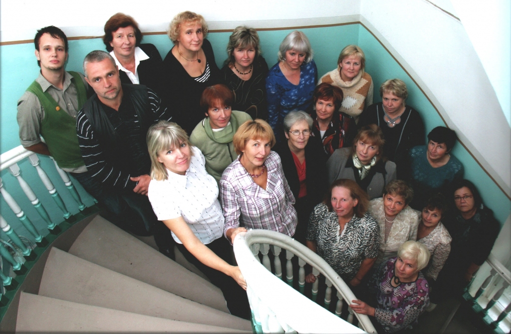 Fotogrāfija no mūsu laikiem - skolas skolotāji un direktore Irēna Ābeltiņa (otrajā rindā trešā no labās).
Autors:  no Lizuma vidusskolas novadpētniecības muzeja krājuma