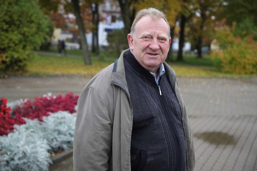 Joprojām tepat, savā novadā! Andris Apinītis vairs nav valsts amatpersona, taču dzīvo Gulbenes novadā un ir tā patriots. Viņš ar interesi vēro vietējās politikas attīstību. 
Autors: Gatis Bogdanovs