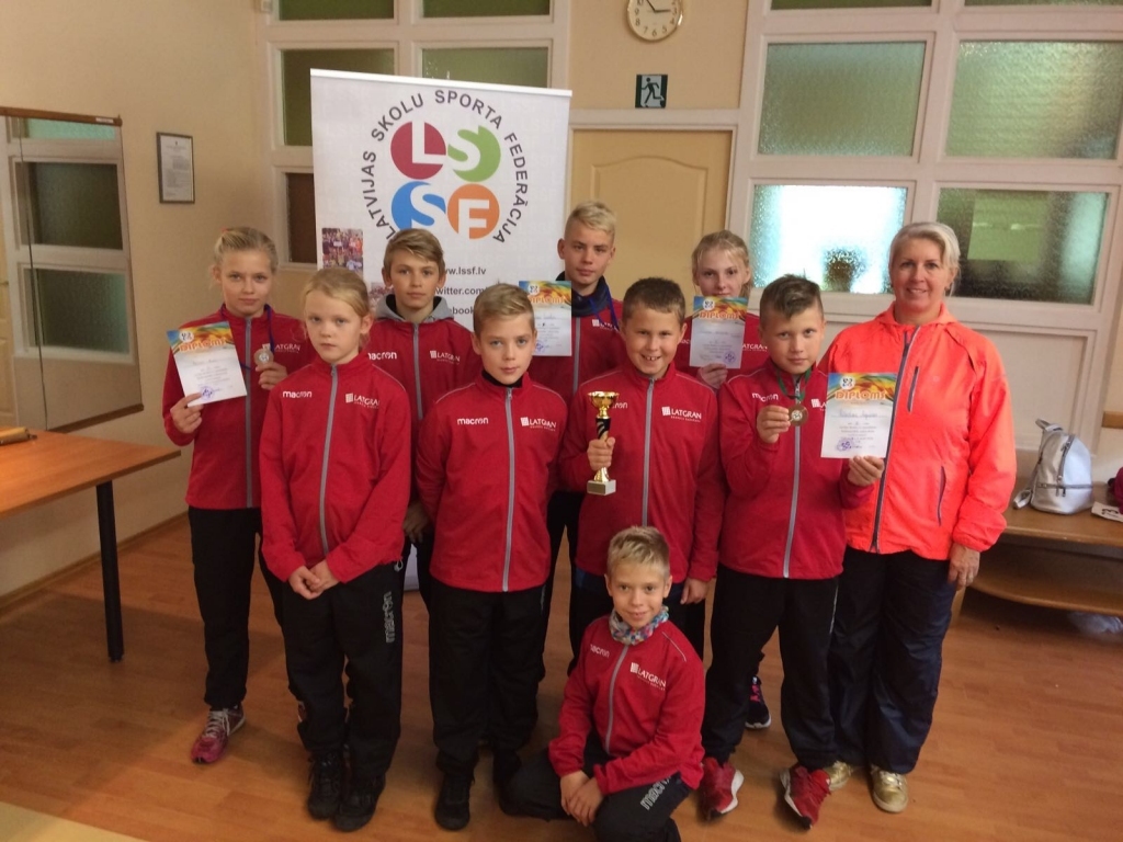 Gulbenes sākumskolas komanda mājup no valsts krosa sacensībām atgriezās ar godpilno 2.vietu. Prieks skolēniem un viņu skolotājai Irēnai Aizpurei. 	
Autors: no personiskā arhīva