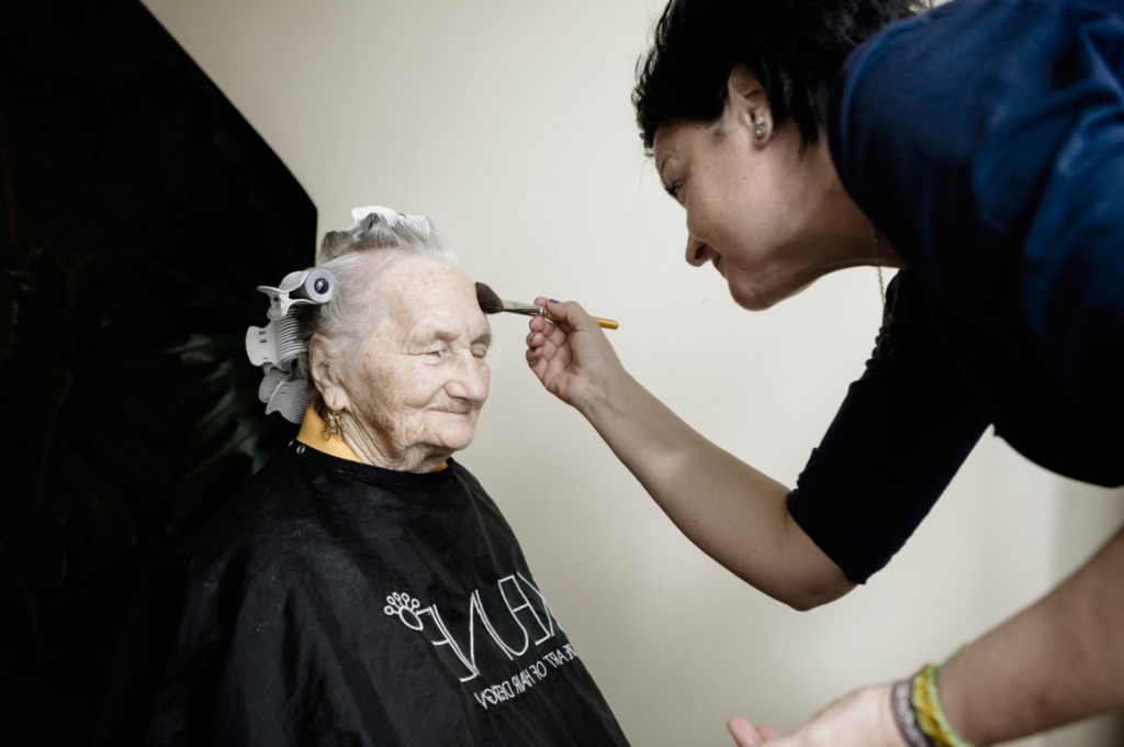 Līna Kozlovska (91) ir viena no Gulbenes novada pansionāta “Siltais” iemītniekiem. Tur viņa nonāca, jo radinieki vairs nespēja viņu aprūpēt mājas apstākļos.  	
Autors: Reinis Hofmanis