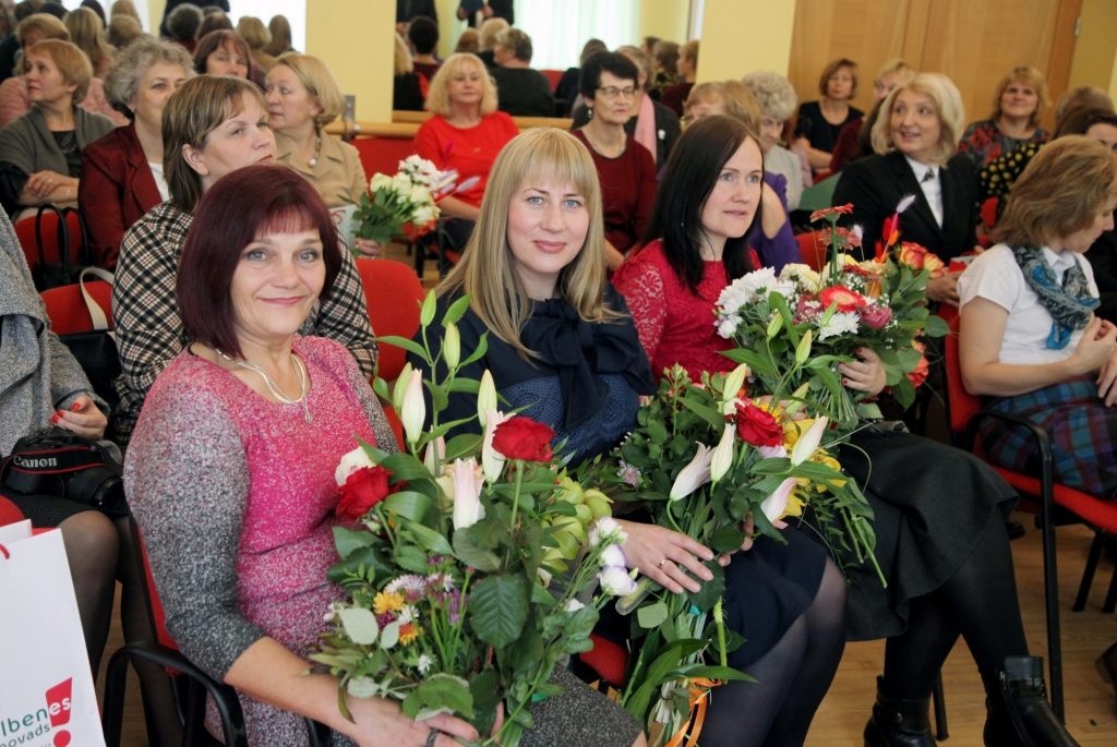 Par ieguldītajiem darba gadiem ziedu klēpji Rudītei Liepiņai (no kreisās), Mairitai Ķuzei-Nakoskinai un Agnesei Gusārei.
Autors: Gatis Bogdanovs