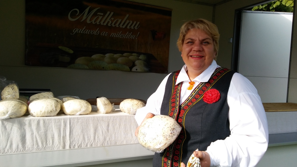 “Pārsvarā visiem sieriem liekam garšvielas iekšā, bet mums ir divi jauni sieri, kuriem garšvielas liekam apkārt - “Ukru garša” un “Čempions”. “Čempions” - par godu maniem diviem Latvijas čempioniem regbijā Gintam un Aivaram. “Čempions” ir vissāļākais no visiem,” saka Ināra Mālklane.
Autors: Pārsla Konrāde