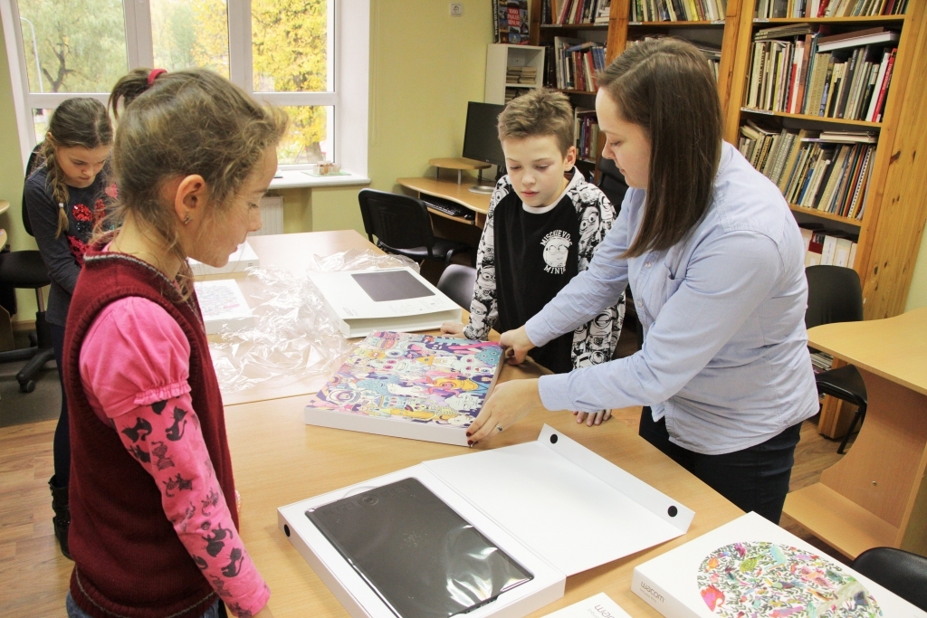 Gulbenes mākslas skolas datorgrafikas skolotāja Marta Balode kopā ar 4.a klases audzēkņiem izsaiņo jaunās “Wacom” grafiskās planšetes.
Autors: Sandra Dikmane