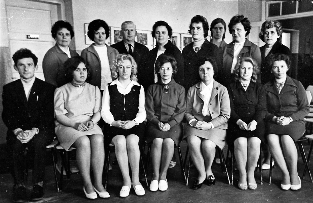Skolotāju kolektīvs 1971./1972. mācību gadā. Pirmajā rindā no labās: Lidija Iļjučonoka, Austra Karole, direktore Ausma Bražņikova, Laima Gavare, Inta Balode, Anita Ledaine, Jānis Gavars; otrajā rindā no labās: Mirdza Līne, Anna Lapsa, Ērika Andževa, Antoņina Nogobode, Aina Resele, Oļģerts Reselis, Inta Mūrniece, Velta Krieva.   

Autors: no Galgauskas skolas arhīva
