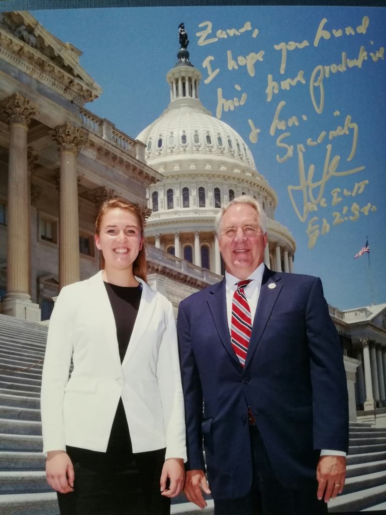 Zane Kalniņa kopā ar kongresmeni Džonu Šimkus.			        Foto: no personiskā arhīva