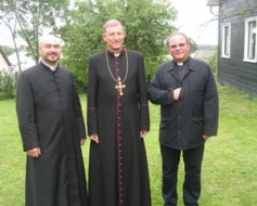 Kopā ar arhibīskapu Zbigņevu Stankeviču - priesteris Rihards Rasnacis (no kreisās) un Juris Škapars (no labās).
Autors: www.valkaskatolis.lv