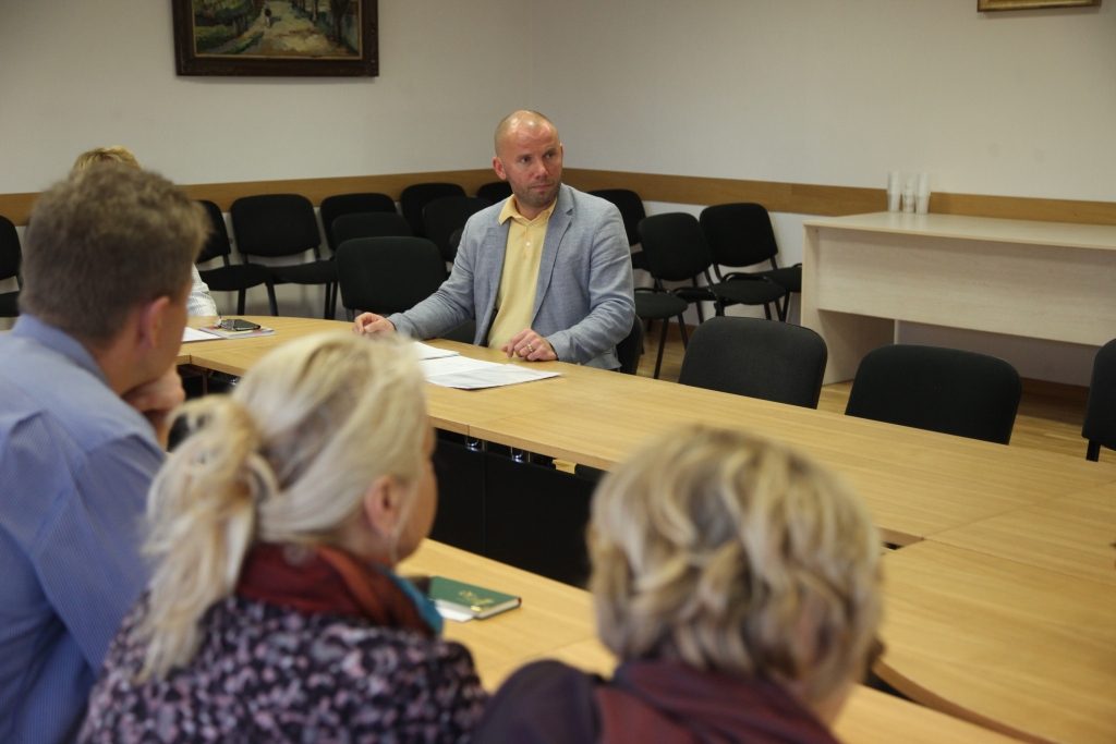 Marģers Zeitmanis sola Gulbenes novada deputātus saukt palīgā, ja radīsies vajadzība aizstāvēties pret 
SIA “Alūksnes slimnīca”, kuras darbinieki sagrozot faktus par SIA “Balvu un Gulbenes slimnīcu apvienība”. 
Autors: Gatis Bogdanovs