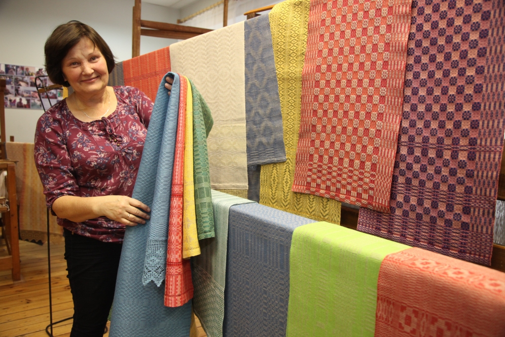 Tautas lietišķās mākslas studija “Sagša” pievērš sabiedrības uzmanību latviešu tautas kultūrvēsturiskā mantojuma nozīmīgumam. Studijas vadītāja Biruta Akmentiņa rāda, kādi izskatās četru krāsu linu dvieļi, kas ceļos uz izstādi Rīgā.		
Autors:  Gatis Bogdanovs