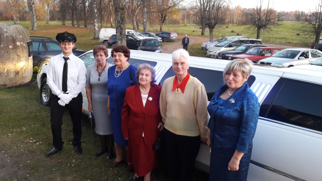 Uz svinīgo pasākumu skolas “zelta fonds” - skolotājas Laima Gavare (no kreisās), Anna Lapsa, Austra Karole, Anna Zīle un Ingrīda Sebre - ieradās limuzīnā.
Autors: Ginta Alberte