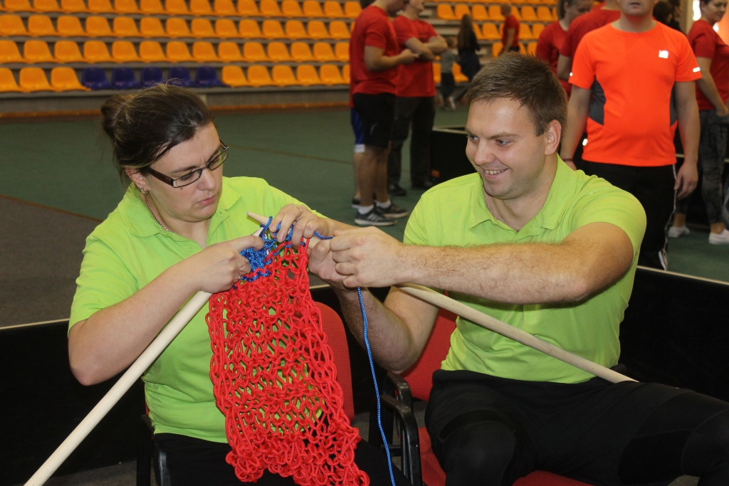 Policijas komandas pārstāvji Kristīne Saulīte un Alvis Makejevs demonstrēja itin labas adīšanas prasmes.
Autors: Ziedonis Lazdiņš