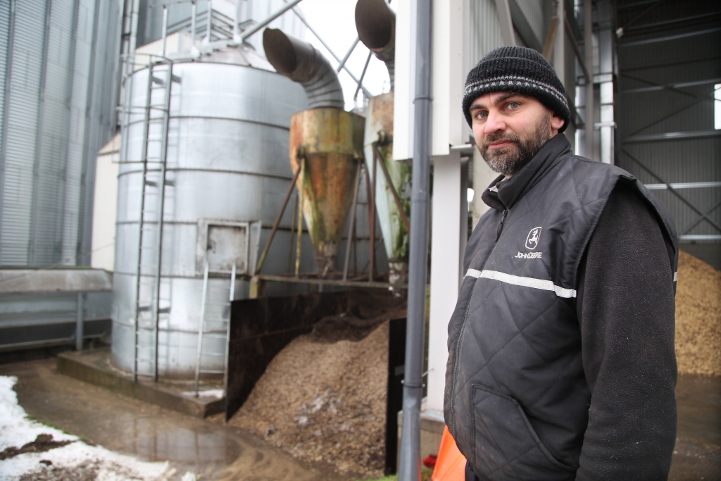 Saimniecībā ir iekultas apmēram 200 tonnas lauku pupu. Tās tiek audzētas augsekas maiņai starp kviešiem. “Pupas ir augušas labi, bet novākt bija grūti. Kuļot radās lieli zudumi. Pupas ir ļoti slapjas, tāpēc jākaltē divās kārtās, un tas ir ļoti dārgi,” stāsta zemnieku saimniecības “Torņkalns” īpašnieks Andris Gargurnis.
Autors: Gatis Bogdanovs