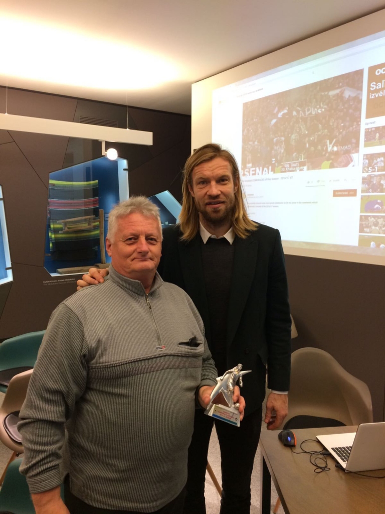 Latvijas futbola izlases kapteinis Kaspars Gorkšs un šo rindu autors.                   
Autors: no personiskā arhīva