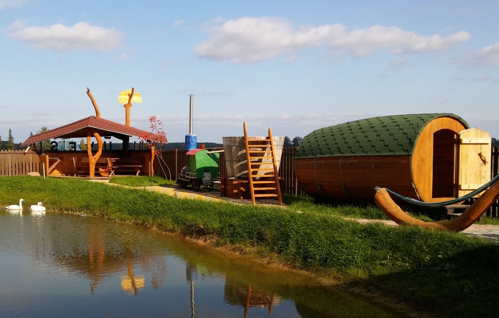 “Amatniekos” izgatavo arī lielus priekšmetus, pat pārvietojamās pirtis, āra kublus, lapenes.
Autors: Pārsla Konrāde