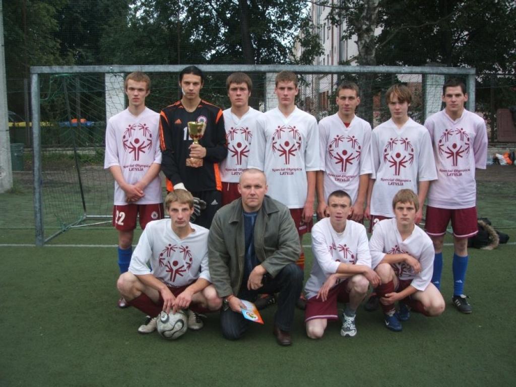 Sveķu skolas futbolisti un viņu treneris Aigars Lasis.
Autors: no Dzirksteles arhīva