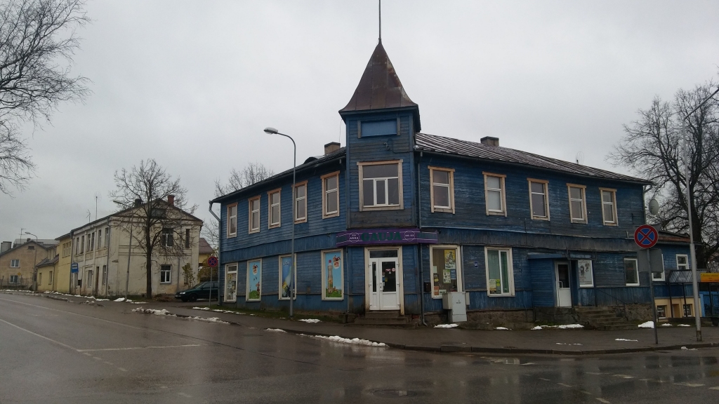 Vietvārds nav tikai kādas vietas apzīmējums. Zem tā slēpjas vesels stāsts par vēsturi, tāpēc ne velti valodnieki aicina apzināt vietvārdus un pierakstīt tos. Ikdienā šie vietējo iedzīvotāju dotie vietvārdi bieži vien kalpo kā izcili orientieri. Satiksimies pie “Gaujas” stūra - un gulbenietim divreiz nav jāsaka, kur tas ir. Visi to lieliski zina! Izrādās, ka vēsturiski “Gaujas” stūris ir bijusi ļoti nozīmīga vieta pilsētā.  	
Autors: Pārsla Konrāde